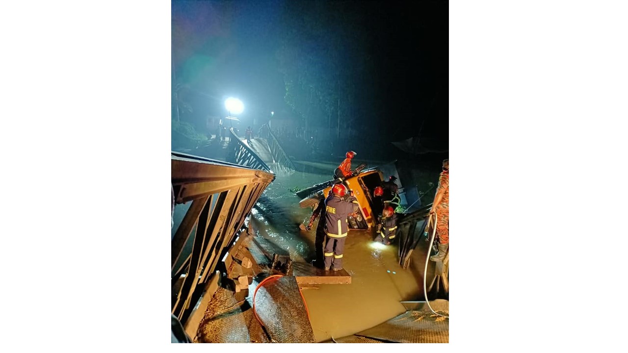 টাঙ্গাইলে বেইলী ব্রিজ ভেঙে ট্রাক নদীতে:যান চলাচল বন্ধ;লক্ষাধিক মানুষের ভোগান্তি